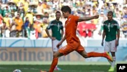 Netherlands' Klaas-Jan Huntelaar scores his side's second goal on a penalty kick during the World Cup round of 16 soccer match between the Netherlands and Mexico .