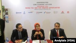 Direktur Core Indonesia Hendri Saparini (tengah berbicara) menjelaskan proyeksi ekonomi Indonesia 2016 di hotel JW Luwansa, Jakarta, 18 November 2015. (Foto: VOA/Andylala)