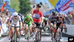 Pembalap Mark Cavendish melintasi garis akhir dan memenangi etape ke-13 balapan Giro d'Italia, dari Busseto ke Cherasco (17/5). 