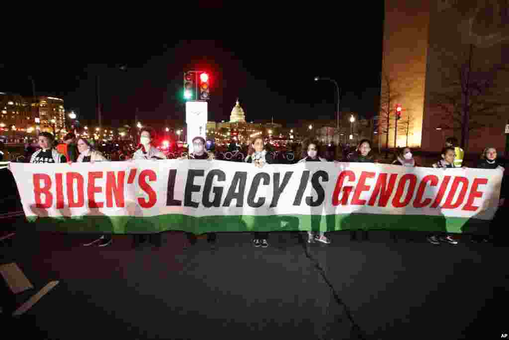 Manifestantes bloquean la avenida Pensillvania durante una manifestación pro-palestina cerca del Capitolio de EEUU poco antes del discurso sobre el Estado de la Nación del presidente Joe Biden en el Congreso. La pancarta dice en inglés: El legado de Biden es genocidio&quot;, en referencia al apoyo presidencial a la campaña de Israel en Gaza.&nbsp;