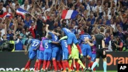 Les Bleus célèbrent un but d'Antoine Griezmann lors de l'Euro 2016 en demi finale contre l'Allemagne au Velodrome, Marseille, 7 juillet 2016 (AP Photo/Petr David Josek) 