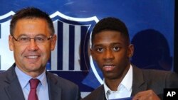 Josep Maria Bartomeu, président du FC Barcelone, à gauche, lors de la présentation d’Ousmane Dembele, recrue du club, au stade Camp Nou, Barcelone, Espagne, 28 août 2017.