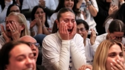 Dana Shem Tov (tengah), saudara perempuan sandera Israel Omer Shem Tov, tampak menangis saat menyaksikan pembebasannya yang disiarkan televisi di Tel Aviv pada 22 Februari 2025. (Foto: AFP)