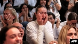 Dana Shem Tov (tengah), saudara perempuan sandera Israel Omer Shem Tov, tampak menangis saat menyaksikan pembebasannya yang disiarkan televisi di Tel Aviv pada 22 Februari 2025. (Foto: AFP)