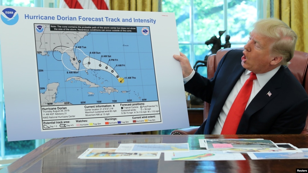 Predsednik Donald Tramp sa mapom na kojoj je flomasterom izmenjena putanja uragana Dorijan da bi se obuhvatila Alabama