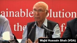 دغه پخلى دپاکستاني وزيراعظم  نوازشريف دبهرنو چاروصلاح کار سرتاج عزيز کړى دى.
