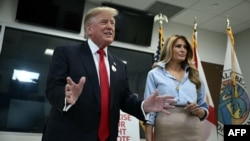 Президент США Дональд Трамп і перша леді Меланія Трамп проголосували на проміжних виборах до Конгресу США у Вест Палм Біч, штат Флорида, 24 жовтня 2026 року 