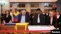 6일 우고 차베스 베네수엘라 대통령의 시신이 안치된 카라카스 사관학교에서 조문하는 주변국 정상들. 왼쪽부터 크리스티나 페르난데스 아르헨티나 대통령, 호세 무히카 우루과이 대통령, 에보 모랄레스 볼리비아 대통령, 