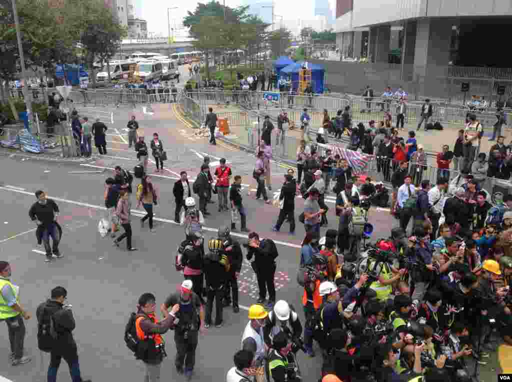 香港警方12月11日全面清场金钟占领区（美国之音海彦拍摄）