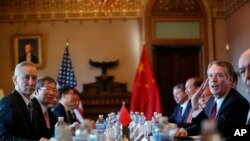로버트 라이트하이저 미 무역대표부 대표(오른쪽 첫 번째)와 류허 중국 국무원 부총리(오른쪽 첫 번째)가 지난달 30일 백악관에서 무역협상을 하고 있다. 
