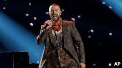 Justin Timberlake se presenta durante el medio tiempo del juego de fútbol NFL Super Bowl 52 en Mineápolis, Minnesota, el 4 de febrero de 2018. 