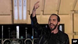 El presidente de El Salvador, Nayib Bukele, se dirige a sus seguidores en San Salvador, tras ganar las elecciones en noviembre de 2019.