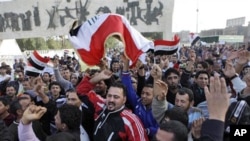 Xwenîşander li Meydana Tahrîrê ya li Bexdayê sloganên dijî hikûmetê diqîrin. 25, 02, 2011