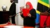 La nueva presidenta de Tanzania, Samia Suluhu Hassan, toma juramento de su cargo el 19 de marzo de 2021, en la Casa de Gobierno en Dar es Salaam.