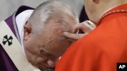 Cardinal Jozef Tomko puts ashes on Pope Francis' forehead, at the Basilica of Saint Sabina in Rome, Feb. 14, 2018. 