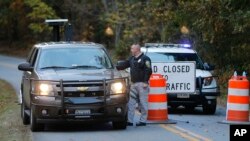 La policía continúa las investigaciones en los alrededores del hallazgo de los restos en búsqueda de más evidencia.