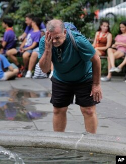 Ljudi u Njujorku se rashlađuju u fontanama