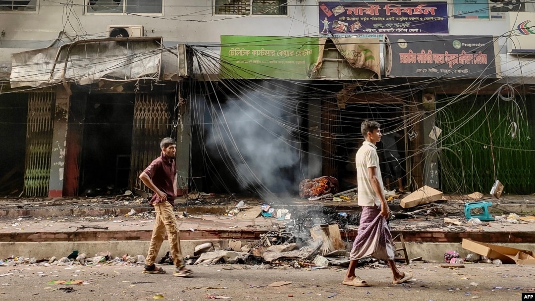 Men derazadan xotinimga qaradim