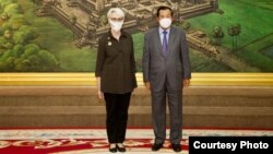 អ្នកស្រី Wendy Sherman អនុ​រដ្ឋមន្រ្តី​ក្រសួង​ការ​បរទេស​អាមេរិក ជួប​ជាមួយ​នឹង​លោក​នាយក​រដ្ឋមន្ត្រី ហ៊ុន សែន ក្នុង​ដំណើរ​ទស្សនកិច្ច​ផ្លូវ​រដ្ឋ​មក​កម្ពុជា ថ្ងៃទី១ ខែមិថុនា ឆ្នាំ២០២១។ (រូបថត​ផ្ដល់​ឲ្យ​ដោយ​ស្ថានទូត​សហរដ្ឋ​អាមេរិក​ប្រចាំ​នៅ​កម្ពុជា)