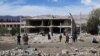 Oficiales de seguridad afganos inspeccionan un edificio del servicio de inteligencia destruido por un ataque con explosivos de los talibán, el 13 de julio, en la localidad de Aybak.