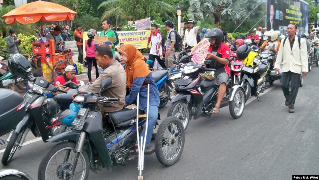 Konvoi Motor Disabilitas saat Peringatan Hari Penyandang Cacat Internasional. (Foto:Petrus Riski/VOA) 
