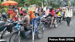 Konvoi Motor Disabilitas saat Peringatan Hari Penyandang Cacat Internasional. (Foto:Petrus Riski/VOA) 