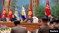 Pemimpin Korea Utara Kim Jong Un memimpin pertemuan militer di Pyongyang, Korea Utara, 6 Februari 2023. (Foto: KCNA via Reuters)