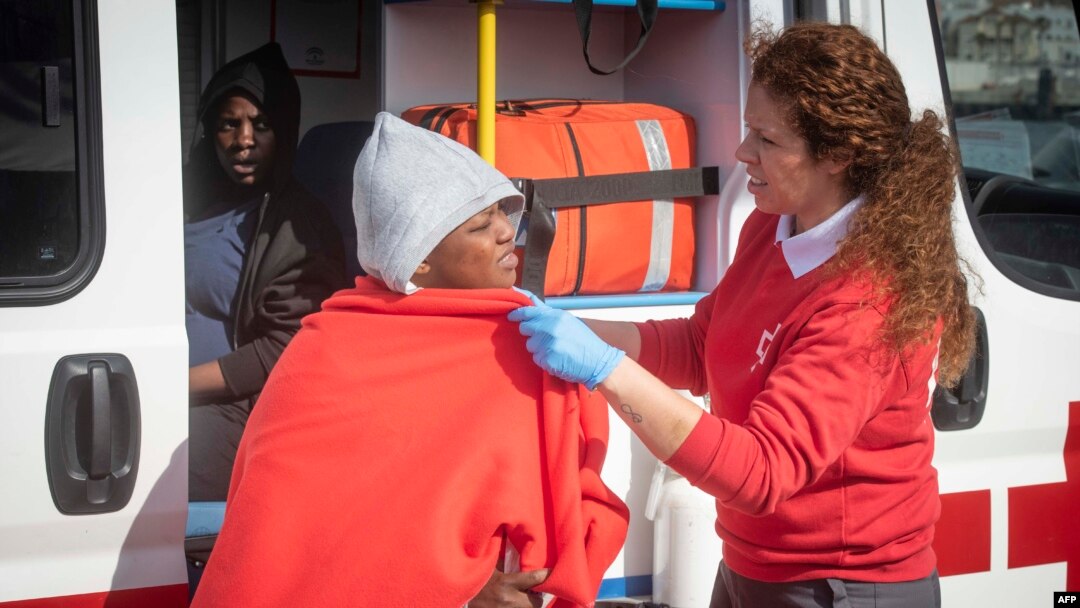 Seorang pengungsi menerima bantuan dari anggota Palang Merah Spanyol setibanya di kapal penjaga perairan Spanyol di pelabuhan Tarifa, 14 Juni 2018. Hundreds of migrants including minors and pregnant women have been rescued in the waters of the Strait of G