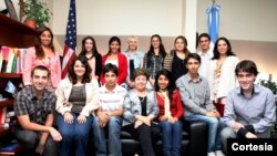 La embajadora de EE.UU. en Argentina, Vilma Martínez, centro, despidió a un grupo de jóvenes estudiantes que visitarán Washington