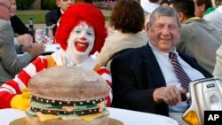 La Portavoz de la cadena de comida rápida McDonald's aseguró que Delligatti fue uno de los primeros en dirigir un local de la franquicia de la compañía fundada en 1940. "Creó una impresión duradera de nuestra marca".