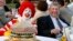 La Portavoz de la cadena de comida rápida McDonald's aseguró que Delligatti fue uno de los primeros en dirigir un local de la franquicia de la compañía fundada en 1940. "Creó una impresión duradera de nuestra marca".