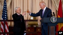 រូបឯកសារ៖ លោក Joe Biden អនុប្រធានាធិបតីអាមេរិក និងអគ្គលេខាធិការនៃគណបក្សកុម្មុយនិស្តវៀតណាម លោក Nguyen Phu Trong ក្នុងពិធីមួយ នៅក្រសួងការបរទេសសហរដ្ឋអាមេរិក រដ្ឋធានីវ៉ាស៊ីនតោន កាលពីថ្ងៃទី ៧ ខែកក្កដា ឆ្នាំ ២០១៥។