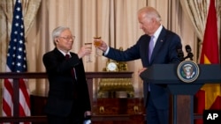 2015年7月7日，时任美国副总统乔·拜登(右)与越南共产党总书记阮富仲在华盛顿国务院举行的欢迎午餐会上共同举杯。（美联社照片）