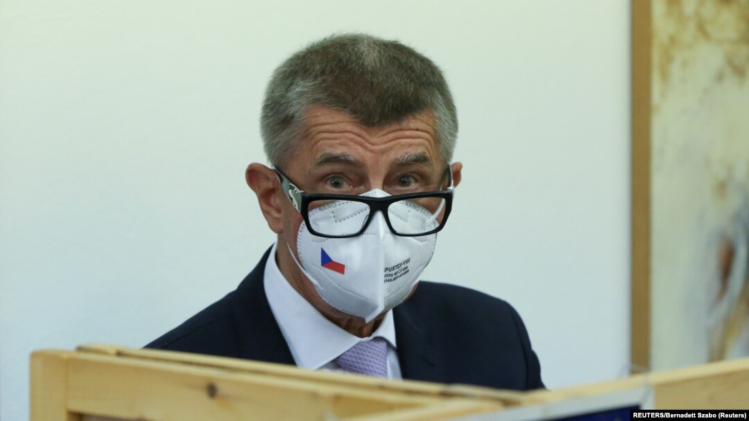 Aktuelni češki premijer Andrej Babiš tokom glasanja (Foto: REUTERS/Bernadett Szabo)