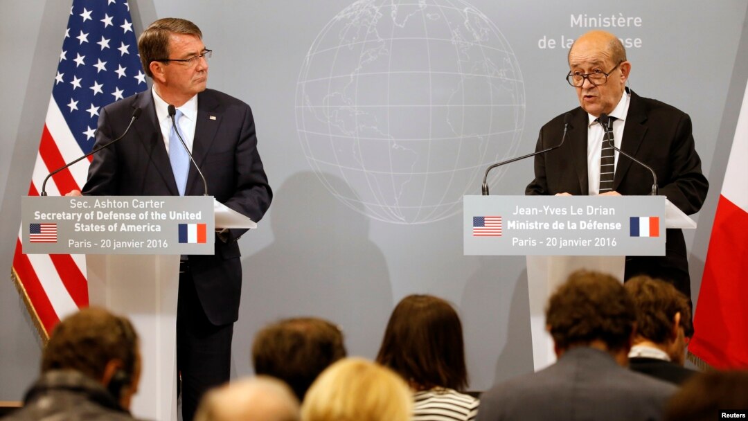Menhan AS Ash Carter (kiri) dan Menhan Perancis Jean-Yves Le Drian dalam konferensi pers bersama usai pertemuan di Paris, Rabu (20/1). 