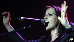 The Cranberries se despiden con un tributo a su vocalista Dolores O'Riordan, fallecida en 2018. En la gráfica, la cantante durante una presentación en Zurich, Suiza, 1-6-07. (AP Foto/KEYSTONE/Walter Bieri).