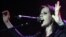 The Cranberries se despiden con un tributo a su vocalista Dolores O'Riordan, fallecida en 2018. En la gráfica, la cantante durante una presentación en Zurich, Suiza, 1-6-07. (AP Foto/KEYSTONE/Walter Bieri).