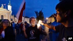 Ljudi pale sveće tokom dnevnog protesta protiv reforme sudova u Varšavi, 27. jula 2017.