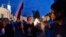 Ljudi pale sveće tokom dnevnog protesta protiv reforme sudova u Varšavi, 27. jula 2017.