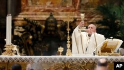 El Papa Francisco dirige una misa por la festivdad de la Epifanía en la Basílica de San Pedro en el Vaticano, el 6 de enero de 2021.