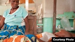 Un enfant de 2 ans dans le coma pour cause de paludisme. Sa mère est enceinte du 9ème enfant. Tshilundu, Kasai Oriental, RDC, 3 mars 2015. 