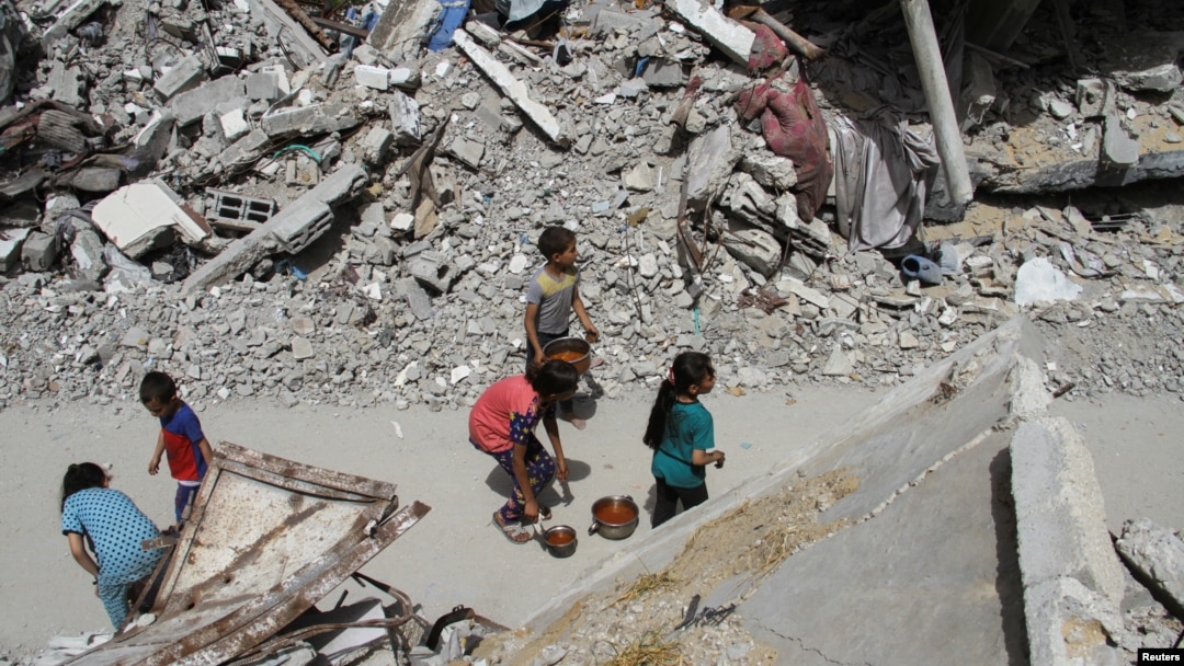 Los niños caminan después de recibir comida, en medio del conflicto en curso entre Israel y el grupo islamista palestino Hamás, en Jabalia, en el norte de la Franja de Gaza, el 22 de abril de 2024. 