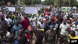 Les Maliens qui soutiennent le président Ibrahim Boubacar Keita, qui a récemment remporté un deuxième mandat lors de l'élection présidentielle, se réunissent le 2 septembre 2018 à Bamako pour une marche.