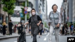 Warga tampak berjalan di area distrik Ginza di Tokyo, pada 16 September 2024. (Foto: AFP/Philip Fong)