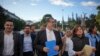 El presidente electo de Guatemala, Bernardo Arévalo, la vicepresidenta electa Karin Herrera (a la derecha), llegan para una conferencia de prensa en la Plaza de Derechos Humanos en la Ciudad de Guatemala, el jueves 16 de noviembre de 2023. (Foto AP/Santiago Billy)