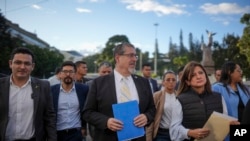 El presidente electo de Guatemala, Bernardo Arévalo, la vicepresidenta electa Karin Herrera (a la derecha), llegan para una conferencia de prensa en la Plaza de Derechos Humanos en la Ciudad de Guatemala, el jueves 16 de noviembre de 2023. (Foto AP/Santiago Billy)