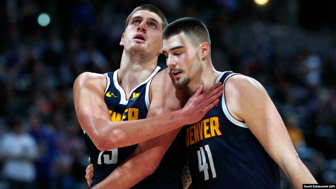 Nikola Jokić i Huančo Ernangomes pre dkraj utakmice sa Jutom, 3. novembra 2018. u "Pepsi centru" u Denveru (Foto: David Zalubowski)