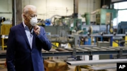 បេក្ខជន​ប្រធានាធិបតី​សហរដ្ឋ​អាមេរិក​ខាង​គណបក្ស​ប្រជាធិបតេយ្យ លោក Joe Biden ពាក់​ម៉ាស់​ក្នុង​ពេល​ទស្សនកិច្ច​ទៅ​កាន់​ក្រុមហ៊ុនលោហធាតុ McGregor Industries នៅ​ទីក្រុង Dunmore កាល​ពី​ថ្ងៃ​ទី​៩ កក្កដា ២០២០។