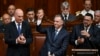 El nuevo presidente de Uruguay, Yamandu Orsi, levanta su puño derecho durante su ceremonia de juramentación en el Congreso en el día de la inauguración en Montevideo, Uruguay, el sábado 1 de marzo de 2025. (Foto AP/Santiago Mazzarovich).