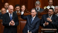 El nuevo presidente de Uruguay, Yamandu Orsi, levanta su puño derecho durante su ceremonia de juramentación en el Congreso en el día de la inauguración en Montevideo, Uruguay, el sábado 1 de marzo de 2025. (Foto AP/Santiago Mazzarovich).